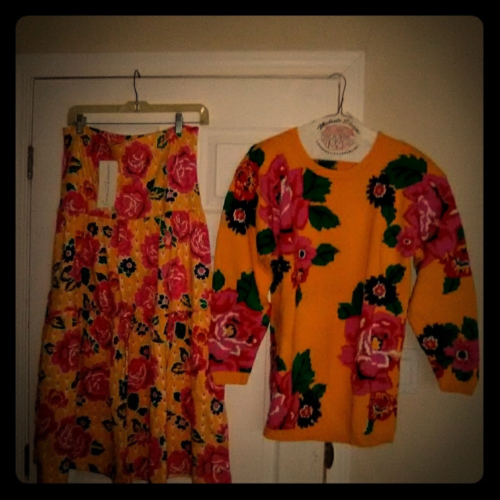 VTG Adrienne Vittadini Hand Knit Sweater & Skirt